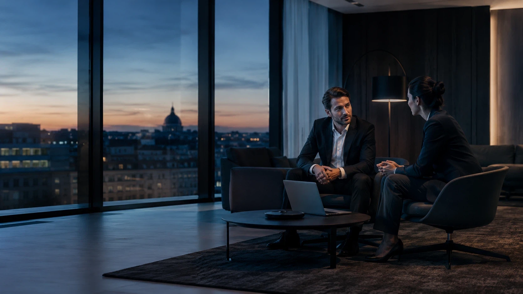 Dos profesionales conversando en una oficina contemporánea al atardecer